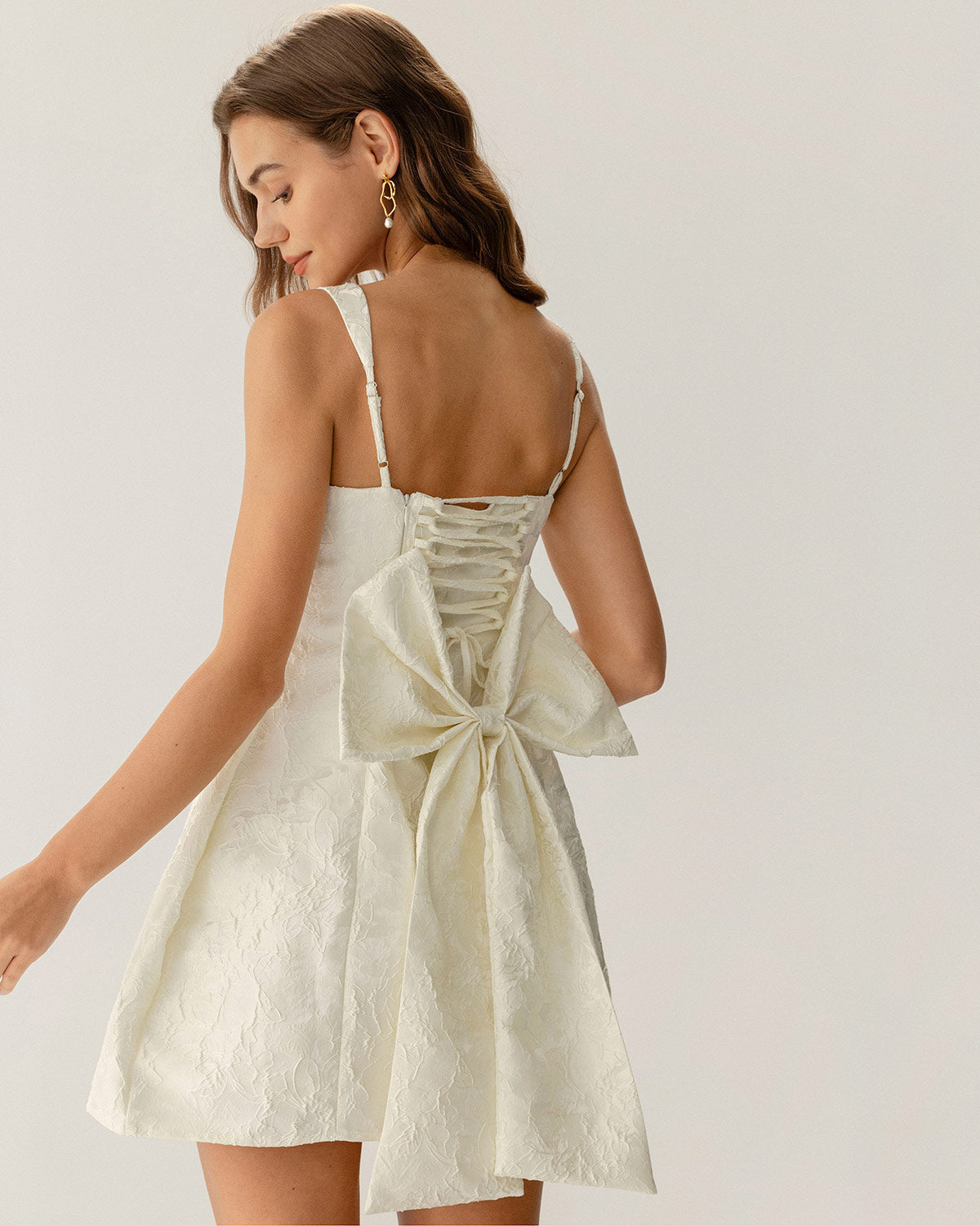 Beyaz Dokulu Fiyonklu Slip Mini Elbise